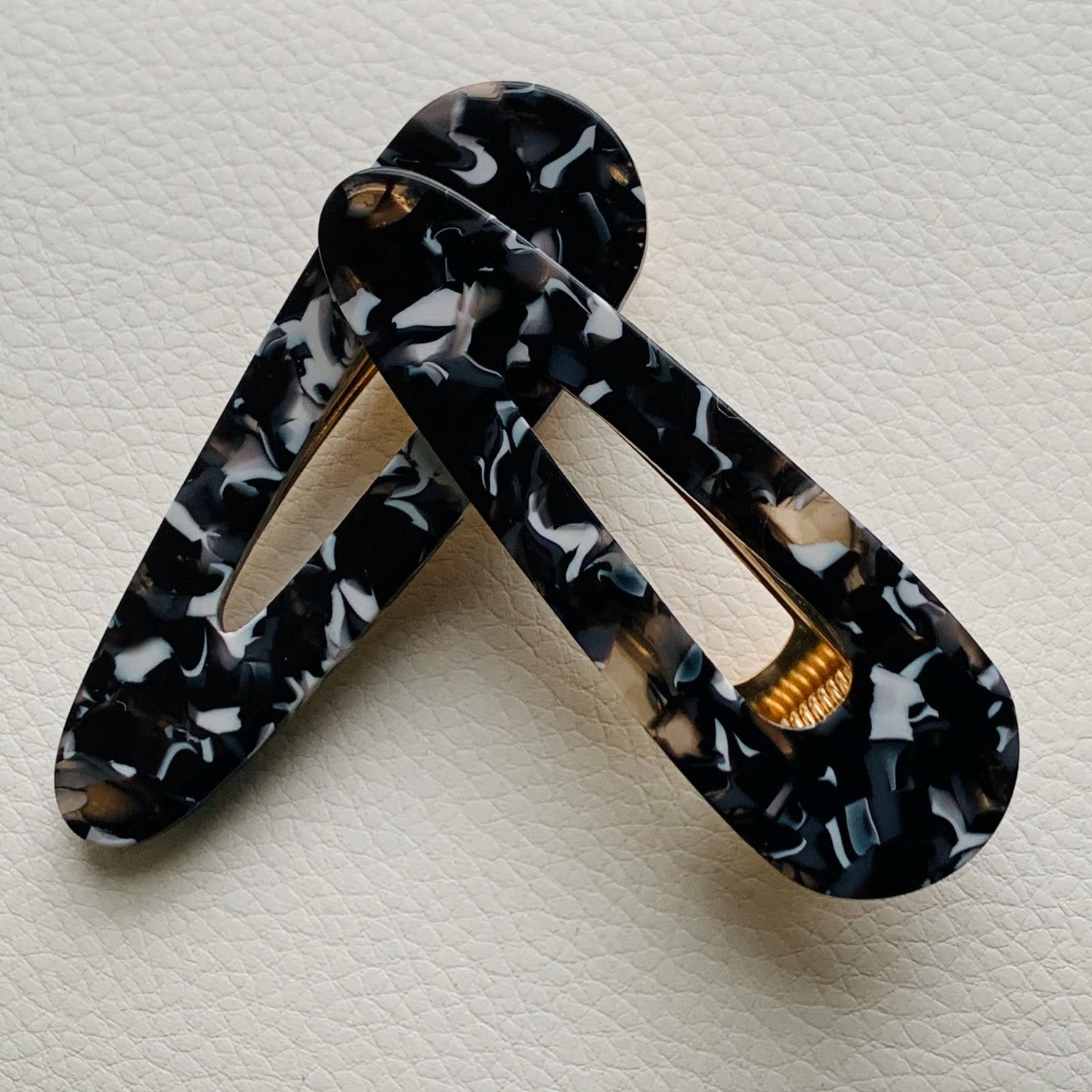 2 Piece Black And White No Slip Grip Oval Hair Clips
