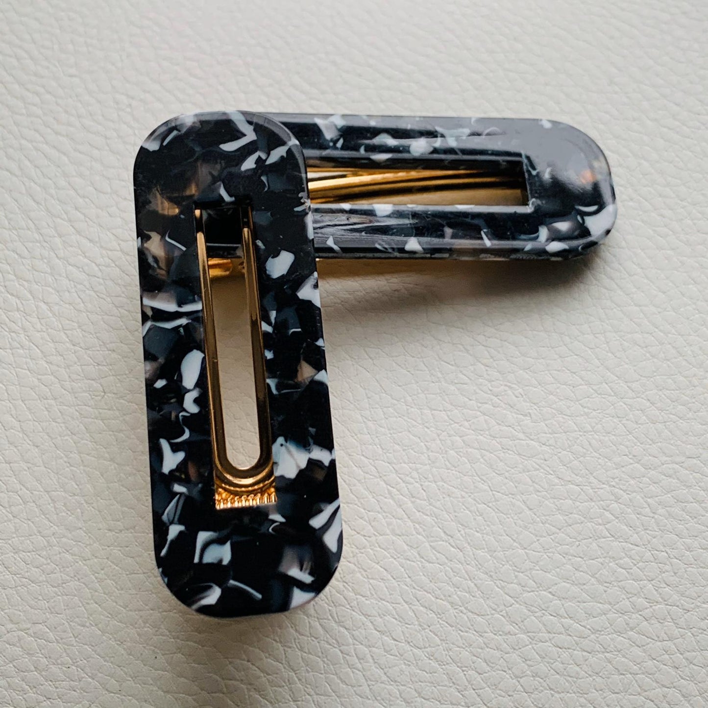 2 Piece Black And White No Slip Grip Curved Rectangle Hair Clip