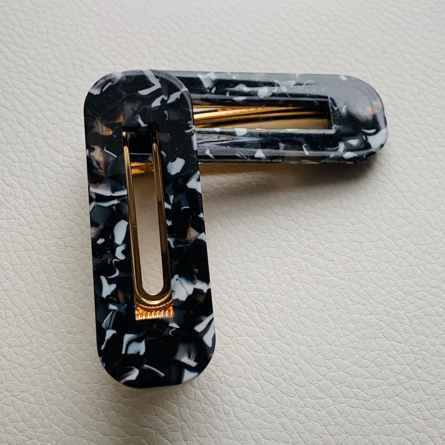 2 Piece Black And White No Slip Grip Curved Rectangle Hair Clip