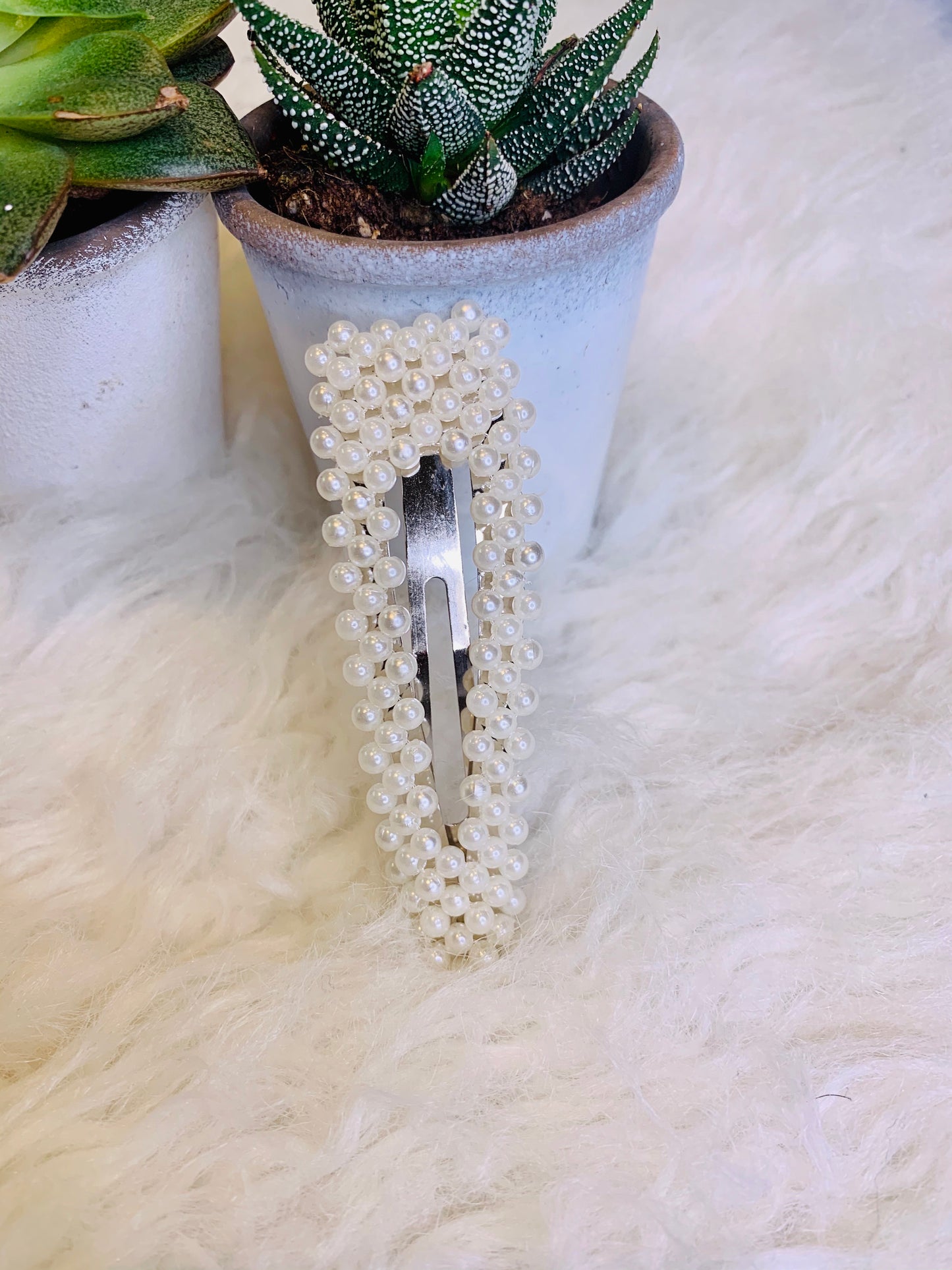 One Oval Pearl Hair Clip