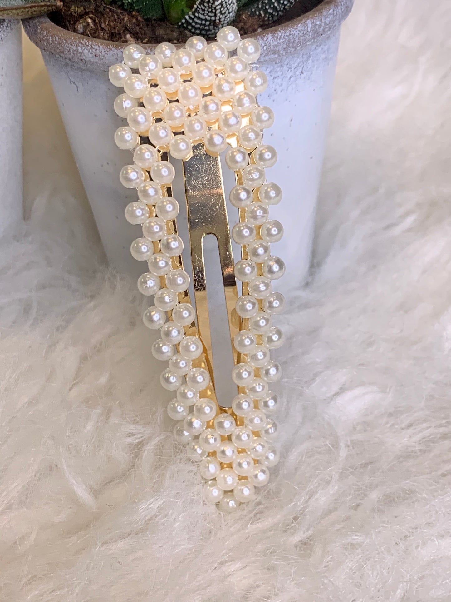 One Oval Pearl Hair Clip